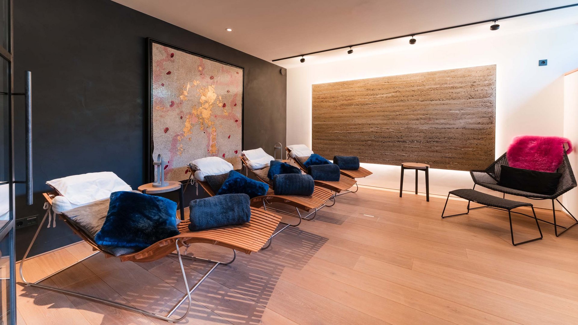 Moderner Entspannungsraum mit Liegestühlen und stilvoller Dekoration
